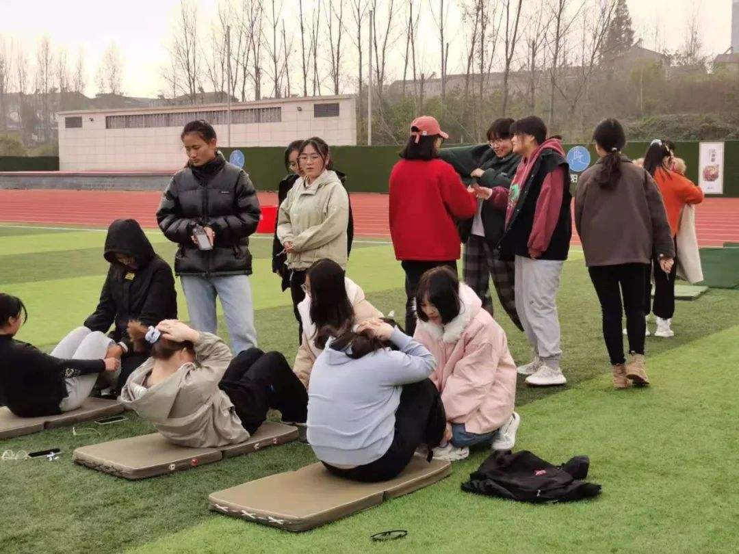 “人在前面做，魂在后面追”，为了体测大学生拼了，真是太好笑了