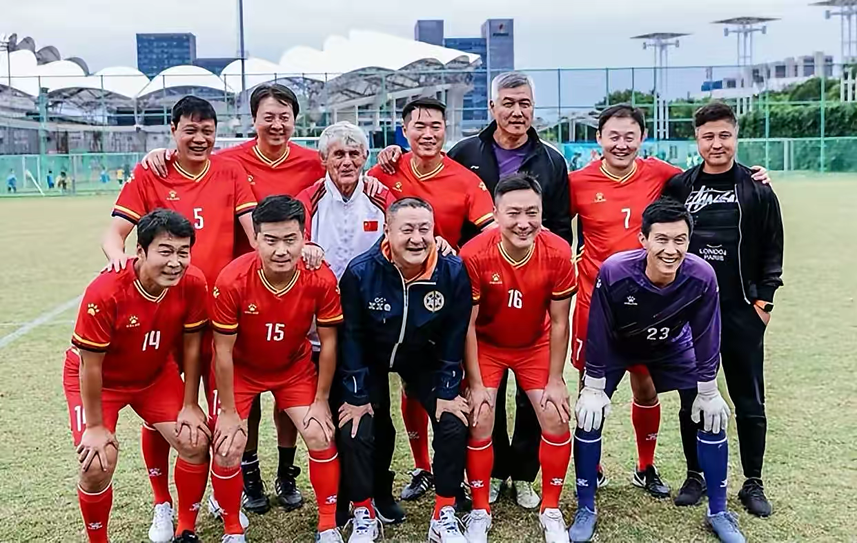 中国足球当年进世界杯图片(世界杯国足20年后重聚：3人坐过牢，有人满头白发，有人已去世)