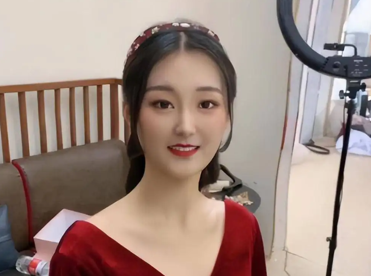 2020年陈亚楠成为大衣哥儿媳,表面上单纯善良,实际上野心满满