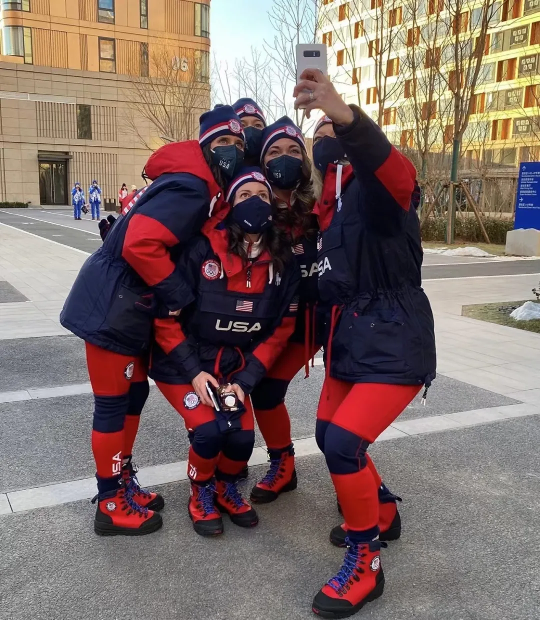 2018平昌冬奥会各国队服(冬奥会开幕式成为羽绒服种草现场，各国运动员穿的都是什么品牌)