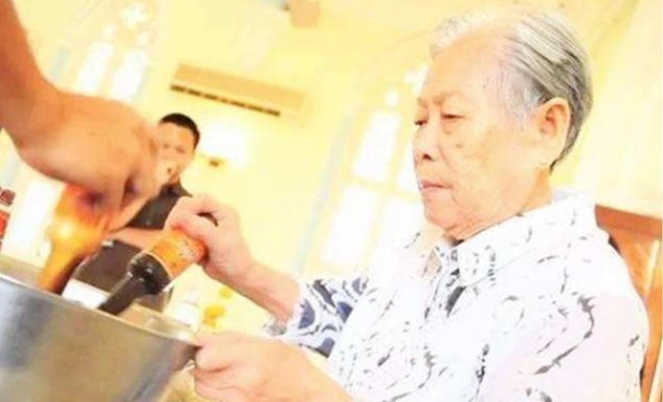 保洁员一生只会写5个字，82岁被授予院士称号，成为香港大学之宝