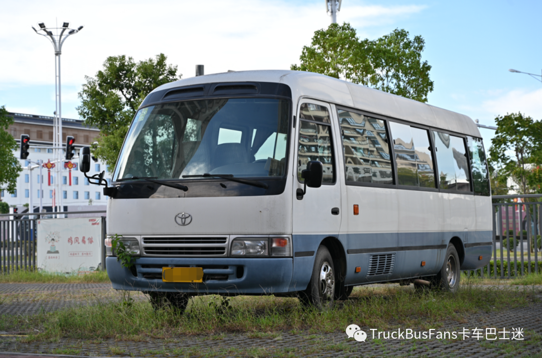 丰田中巴车图片(优雅与经典并存的丰田考斯特)