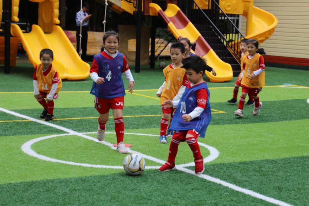 我爱足球小班健康我爱足球(少年中国 |“跟着足球看世界，构建独特足球特色幼儿园”)