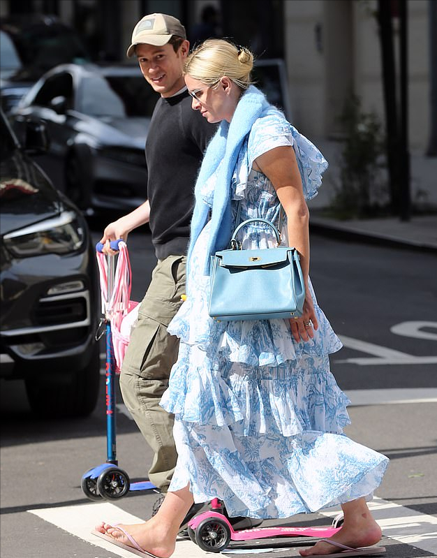 希尔顿千金三胎孕肚太耀眼！穿碎花蛋糕裙出街好美，快到预产期了