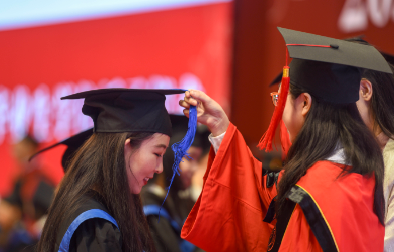 昔日状元流浪街头，高考800多分的他，执意要坚持“新的信仰”