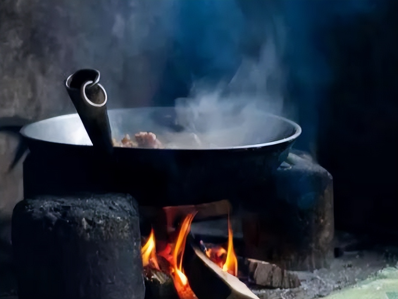 90后人大才女，不顾批评做裸模，衣不蔽体接受采访，今回归家庭