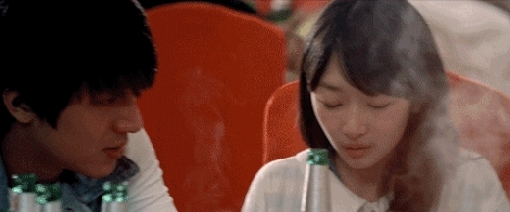 高三男生被女生约看电影，男生父亲激动偷听：我家“猪”有着落了