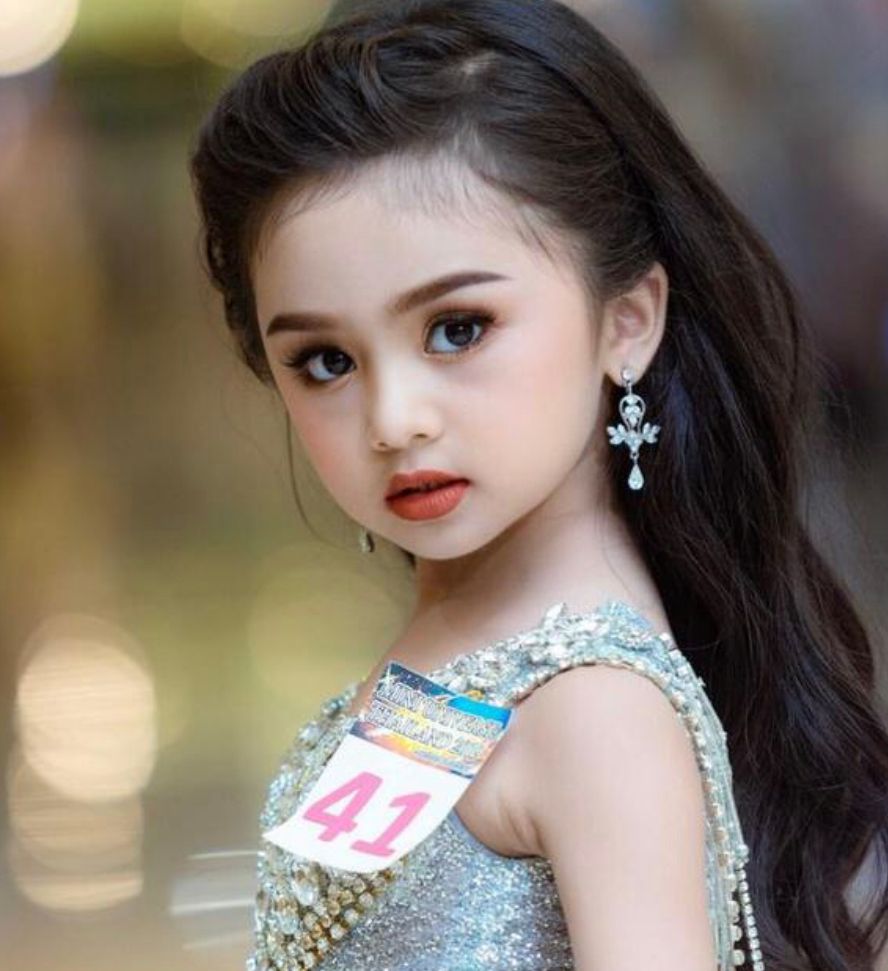 泰国6岁小女孩走t台选美!获得冠军拿奖杯很淡定,神似杨幂赵丽颖