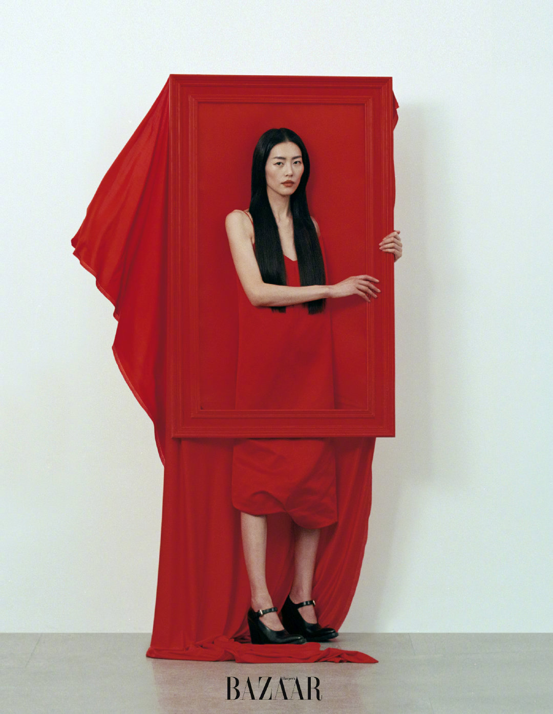 刘雯《时尚芭莎》三月刊,穿透明上衣用长发遮挡,演绎高级性感