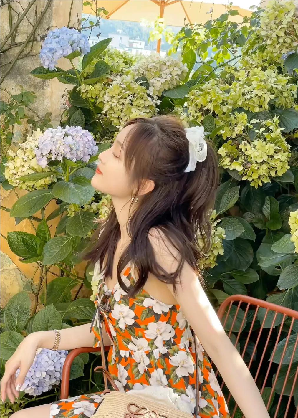 明媚阳光下，吴宣仪身穿小吊带裙，光芒万丈迷人眼呀