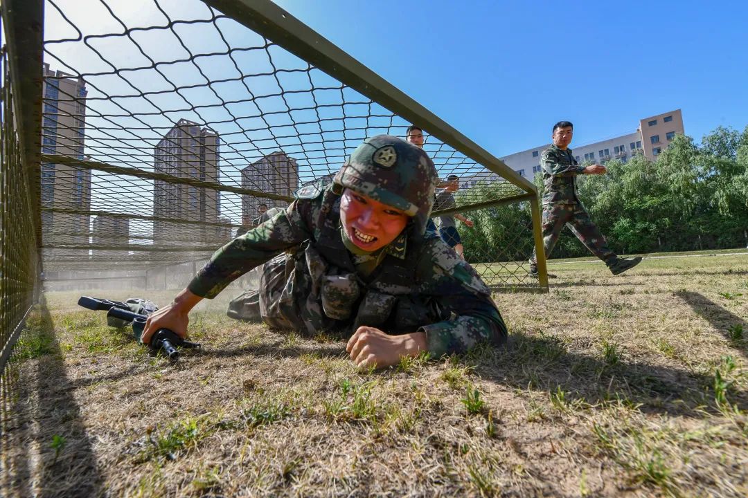 足球场上搬运伤员集锦图(挑战，谁才是真正的“全能王”？)