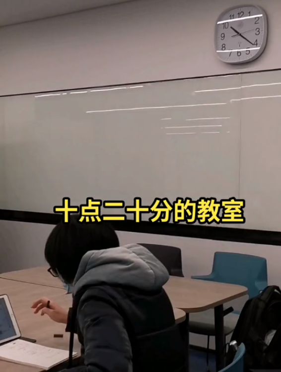 清华学霸真实生活曝光，晚上10点半的图书馆灯火通明，真叫人佩服