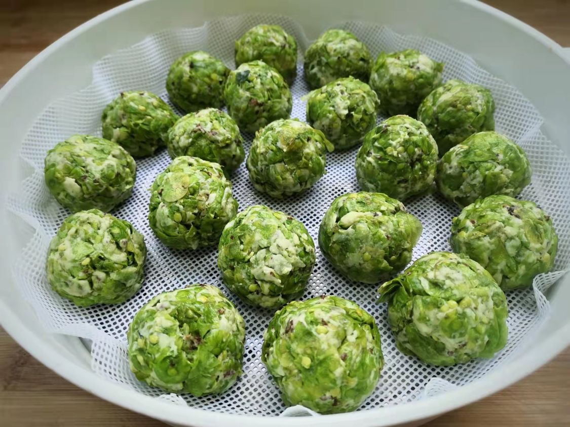 这种野菜,清明时更鲜嫩,做成窝头特好吃,清香营养,健胃安神