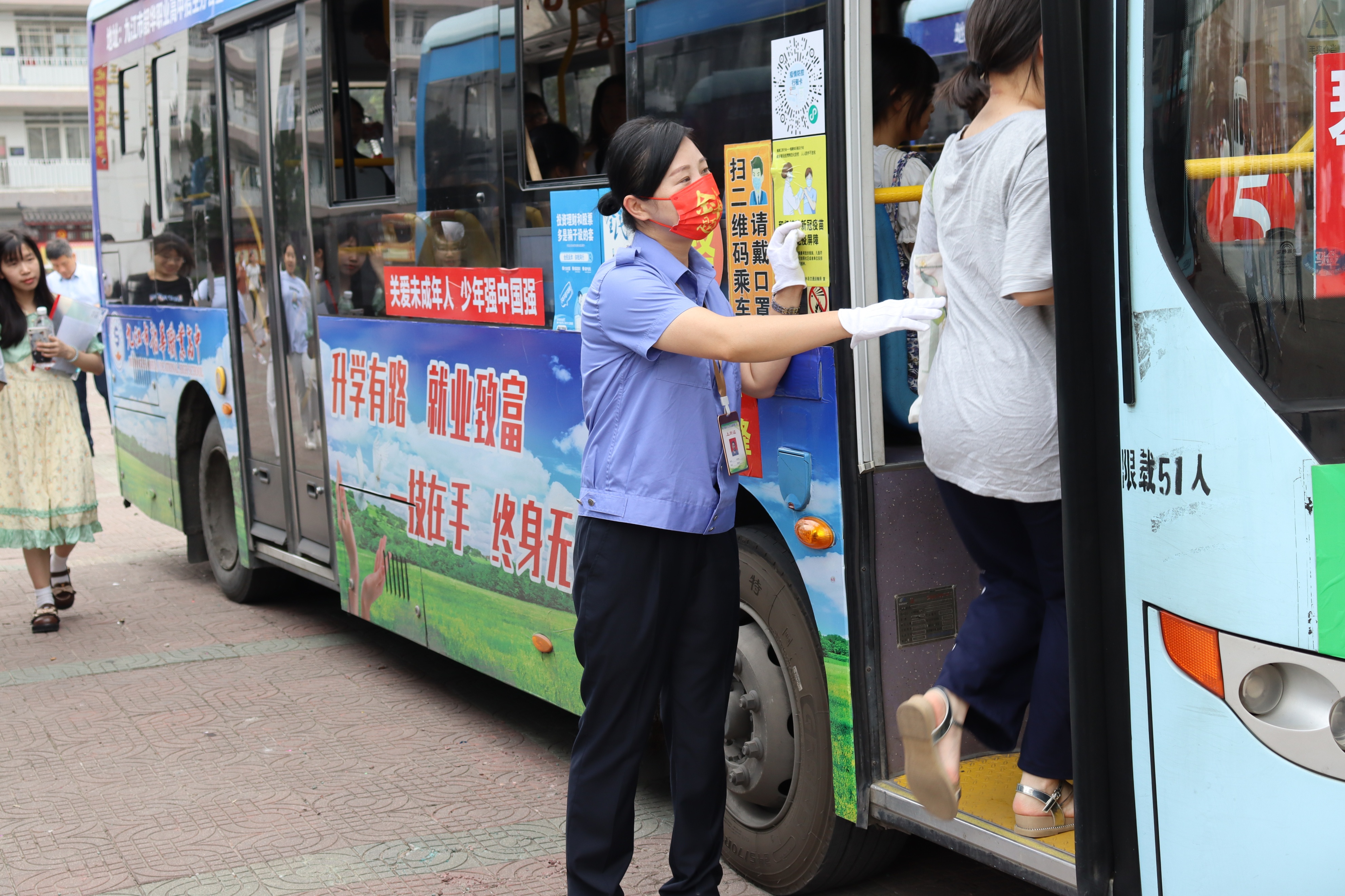 巾帼不让须眉，送考路上的公交司机冷娇阳