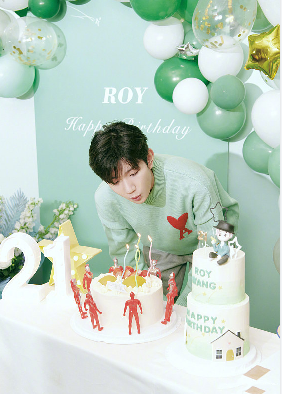 王源穿出了20岁该有的样子,浅绿色毛衣配运动裤好清新,超帅气