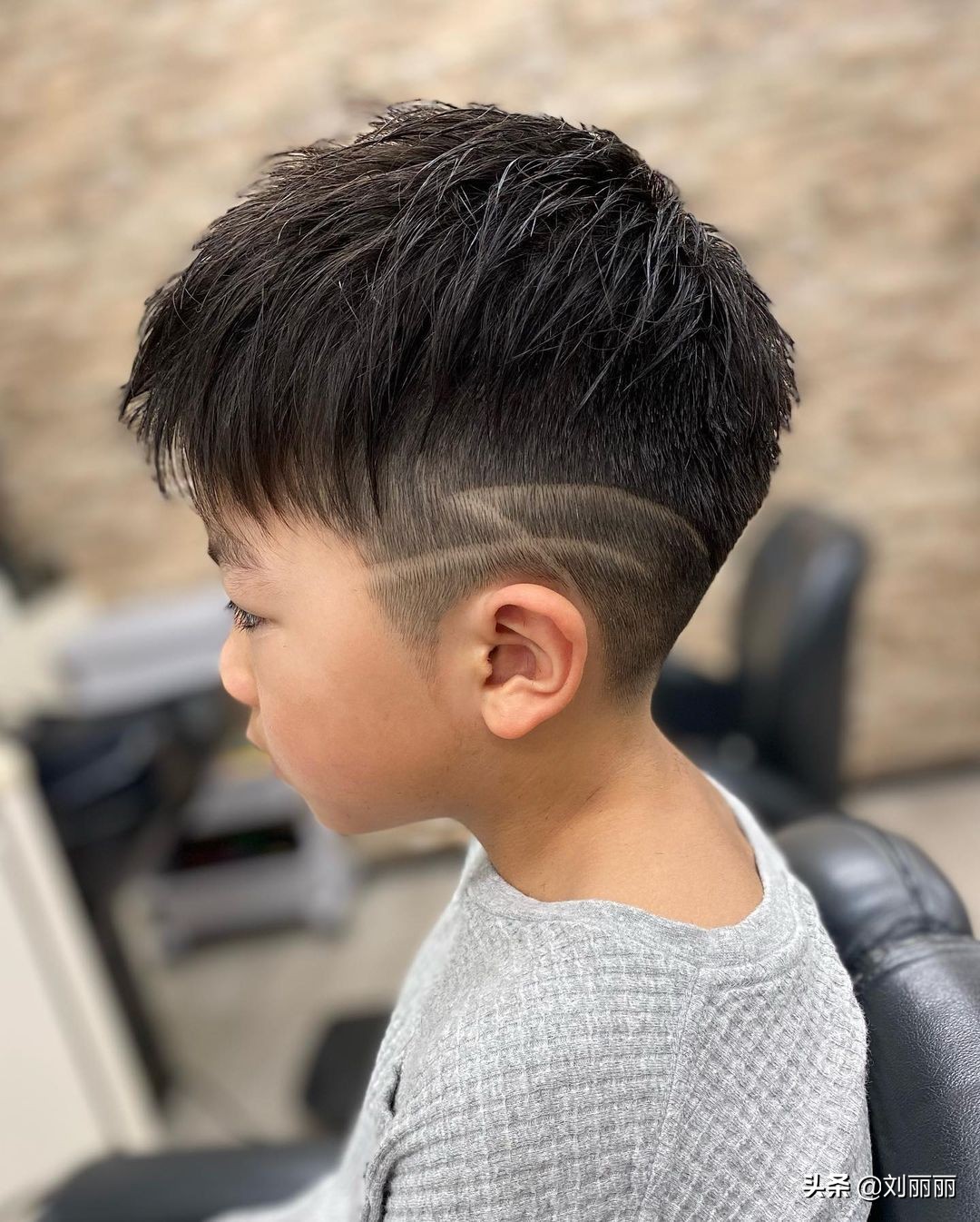 小男孩发型(最帅气的小男孩发型来了,一共有三种,雕刻发型小寸头和