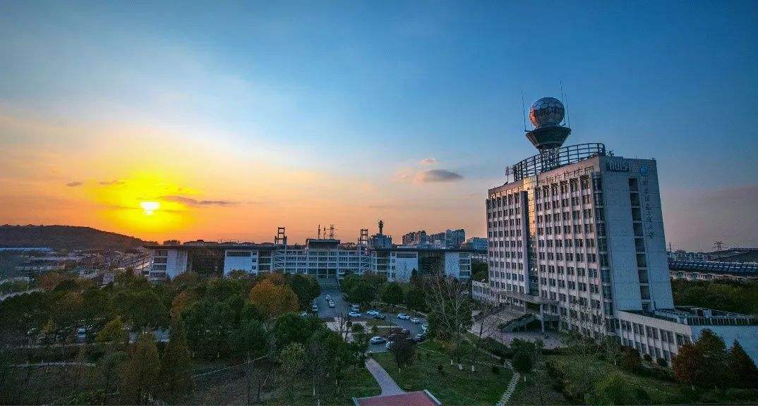 南京信息工程大学：就是原来的南京气象学院，特色专业不限于气象
