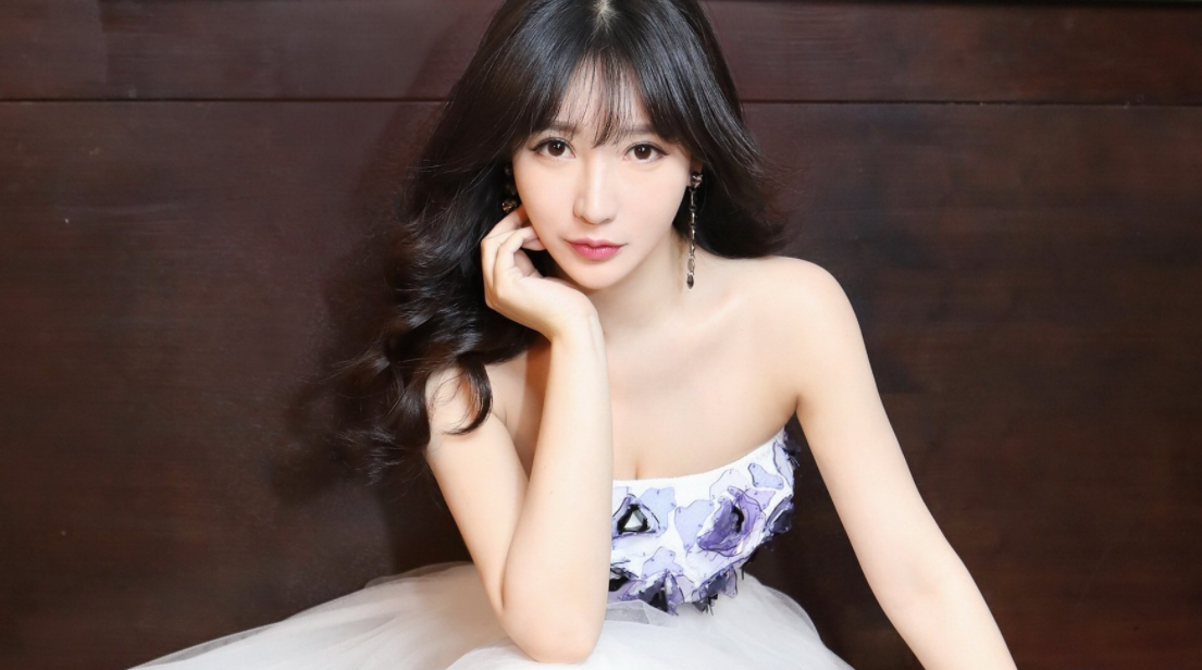 柳岩穿裙子到底有多诱人?当看到她转身,网友:身材好到犯规