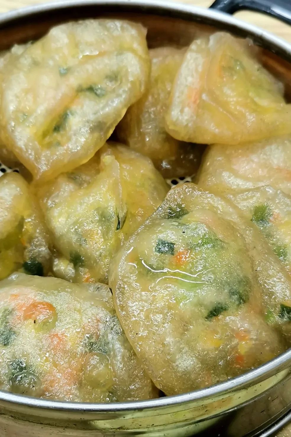 金粉饺的特别之处在于它的表皮,是用煮熟后拍得软烂的芋头,再加入番薯