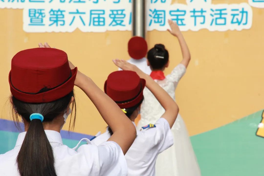 双流区九江小学举行“争做绿色低碳AI小达人”环保主题升旗仪式