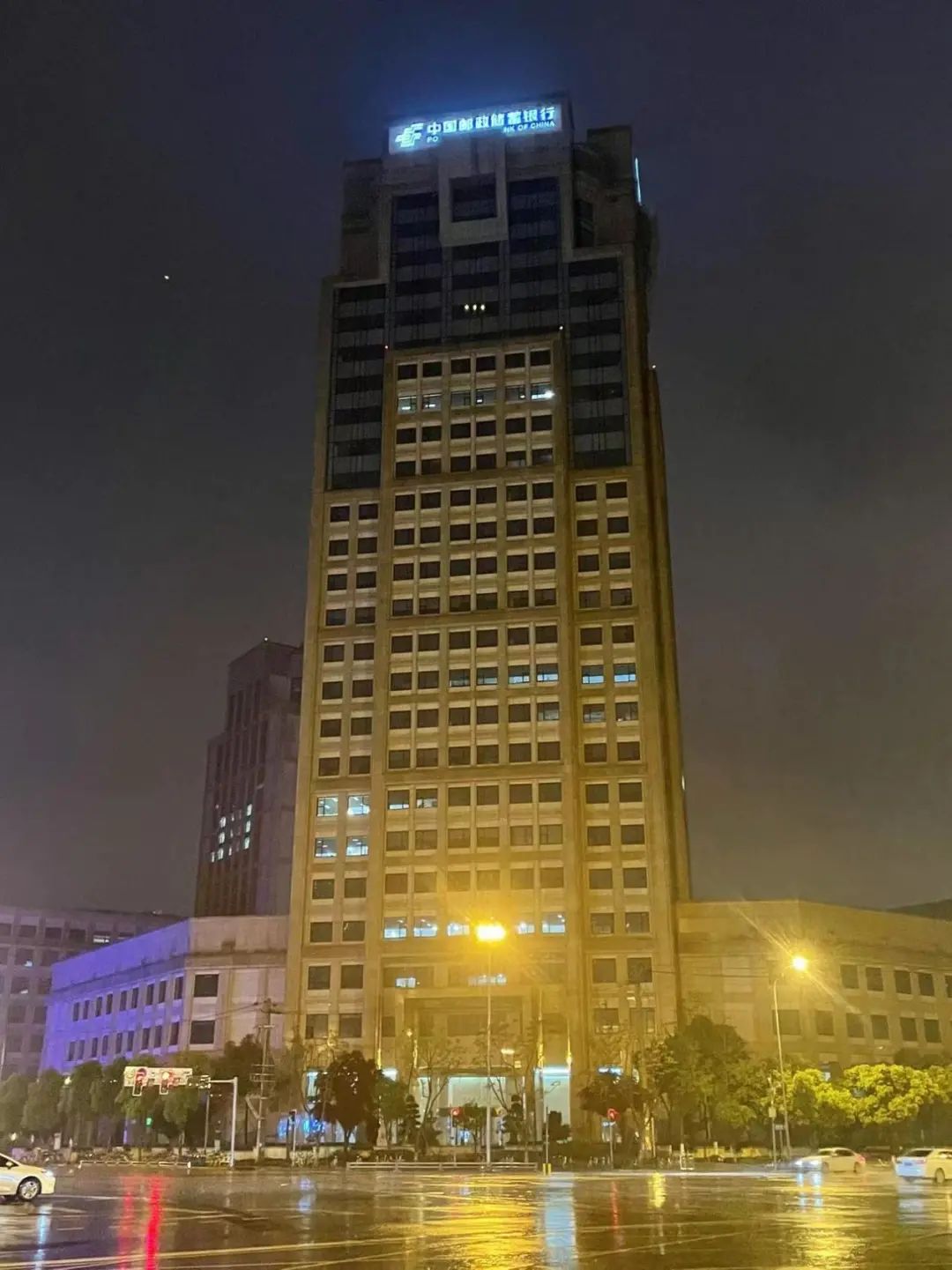 从三街四街写字楼深夜亮灯率看，哪家是卷王？