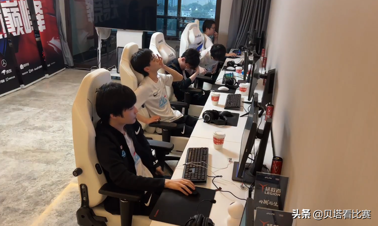 BLG不敌AL后，官博沦陷！FoFo赛后心态爆炸，低垂着头，双手捂眼