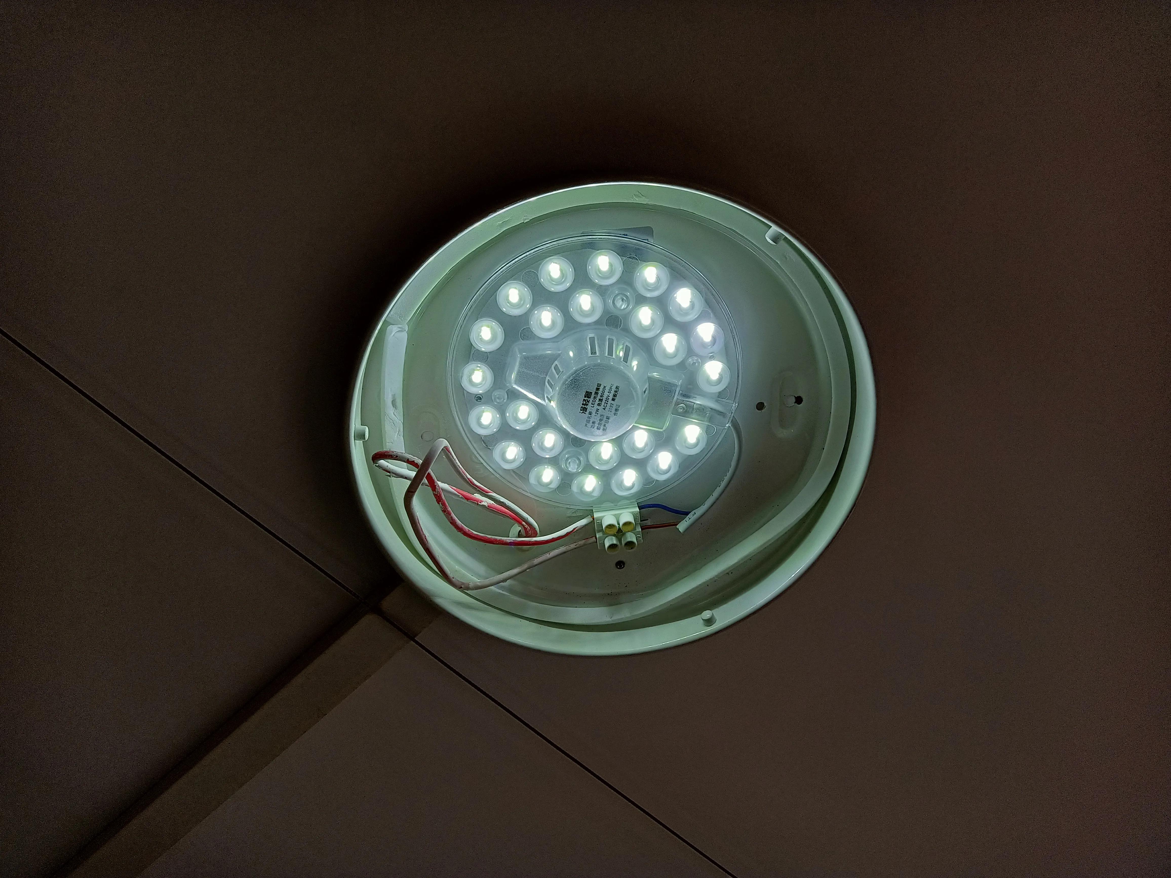 家里的水电等设施出了问题，是自己维修，还是求人上门服务？