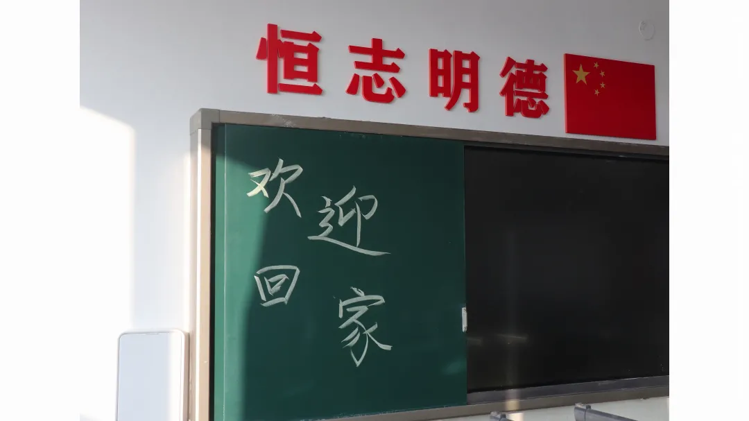 初春开学季，学子返校时