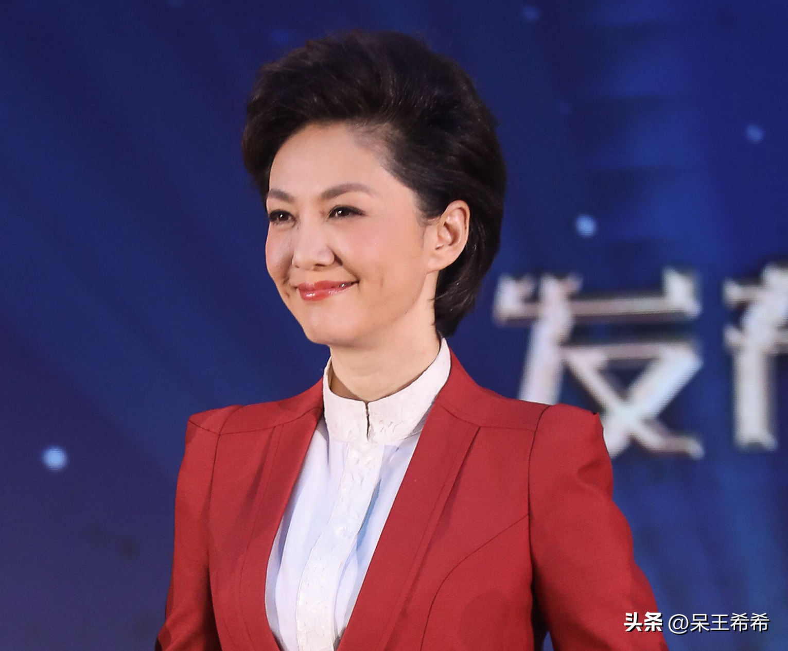央视《新闻联播》主播海霞完成转型,成功升任管理层