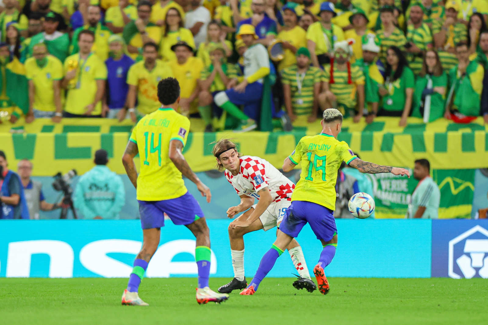 巴西队无缘世界杯四强！三大首发前锋集体哑火，主帅下课成定局