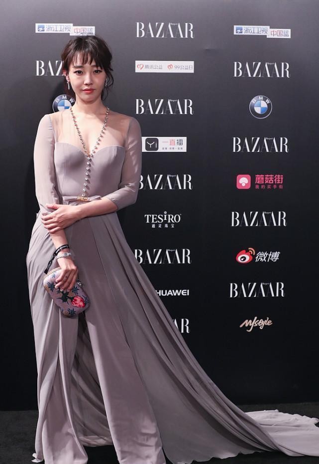 借鉴女明星的透视服装造型