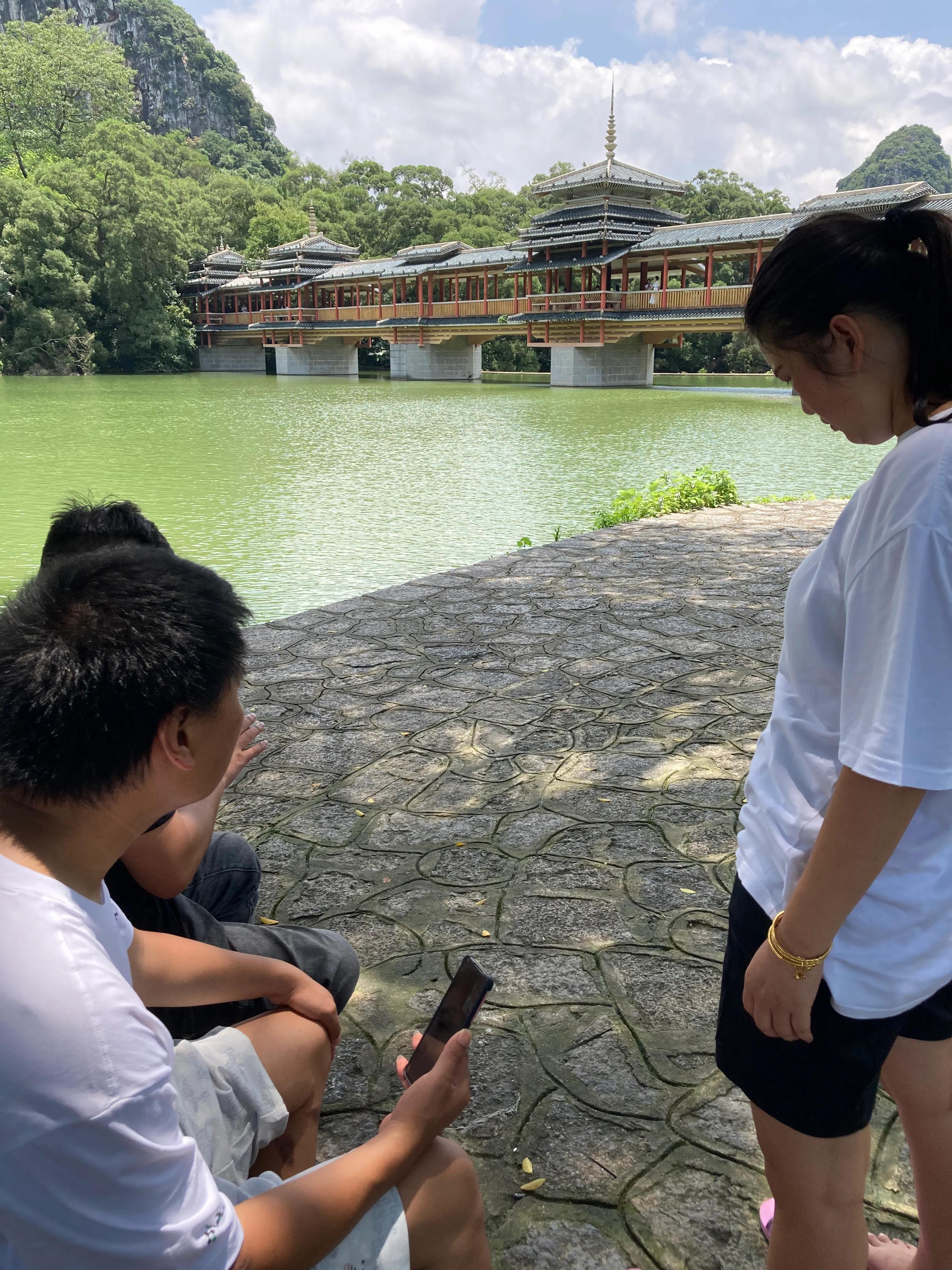 带外地游客游大龙潭风景区