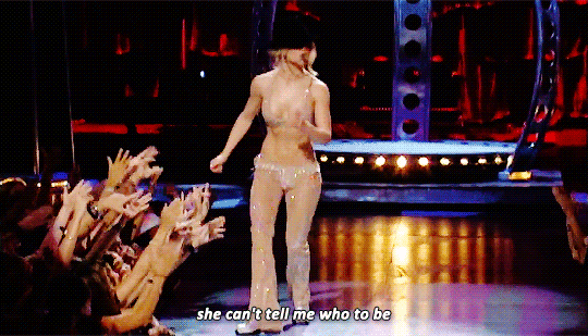 布兰妮年轻时有多时髦？41岁凭低腰裤大秀腹肌，惊艳了整个时尚圈