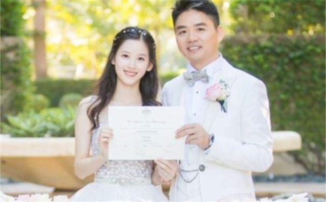 刘强东前妻终于露面 龚小京简历资料背景照片父亲和现任丈夫是谁
