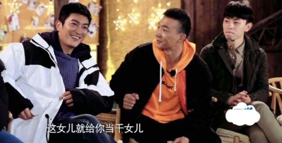 刘畊宏晒爸爸5聚会照，春哥一手抱Jasper一手抱小泡芙，笑容满足