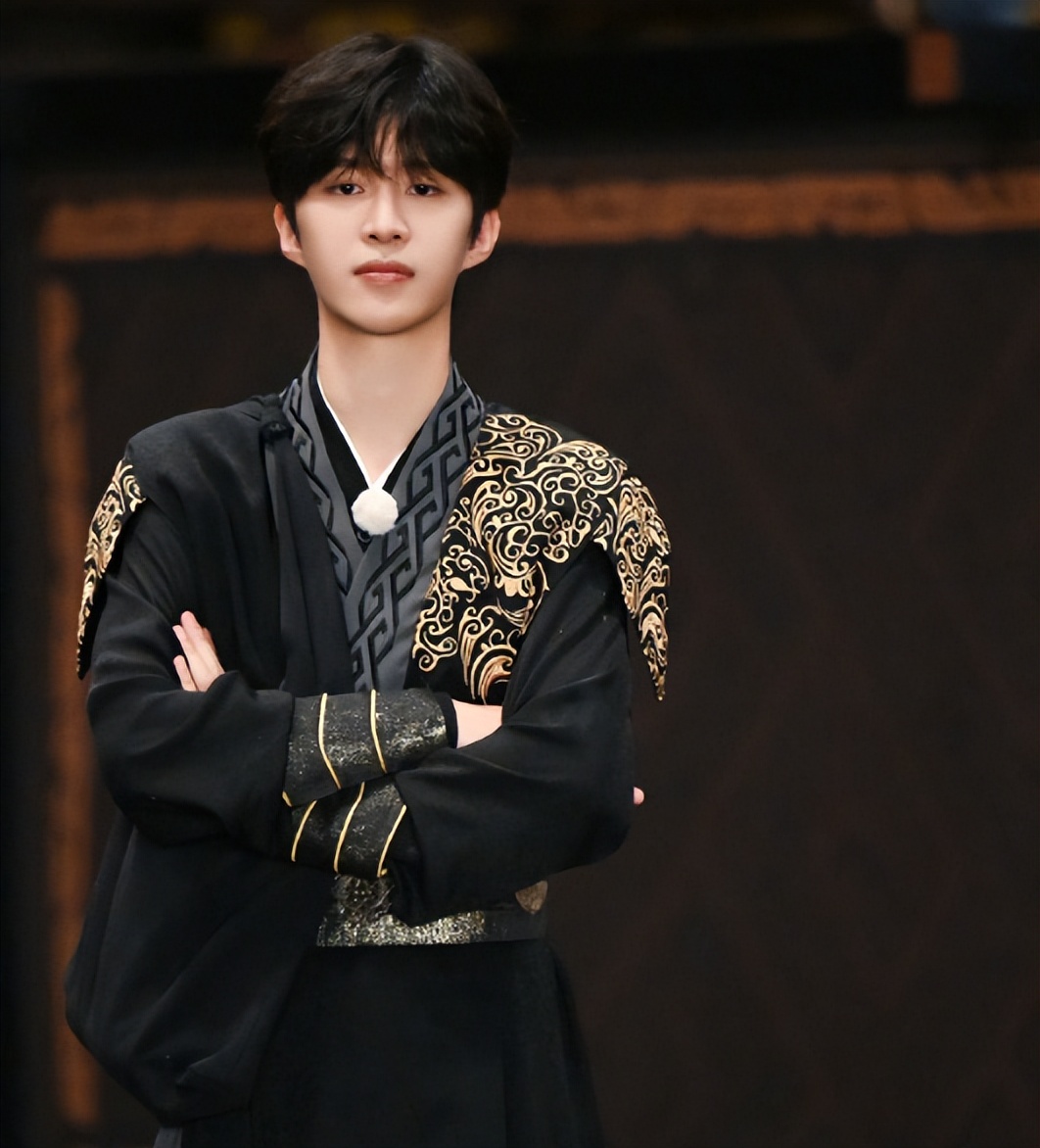 白鹿《奔跑吧》古装梦回招摇!章若楠笑容甜美,范丞丞令人心动!