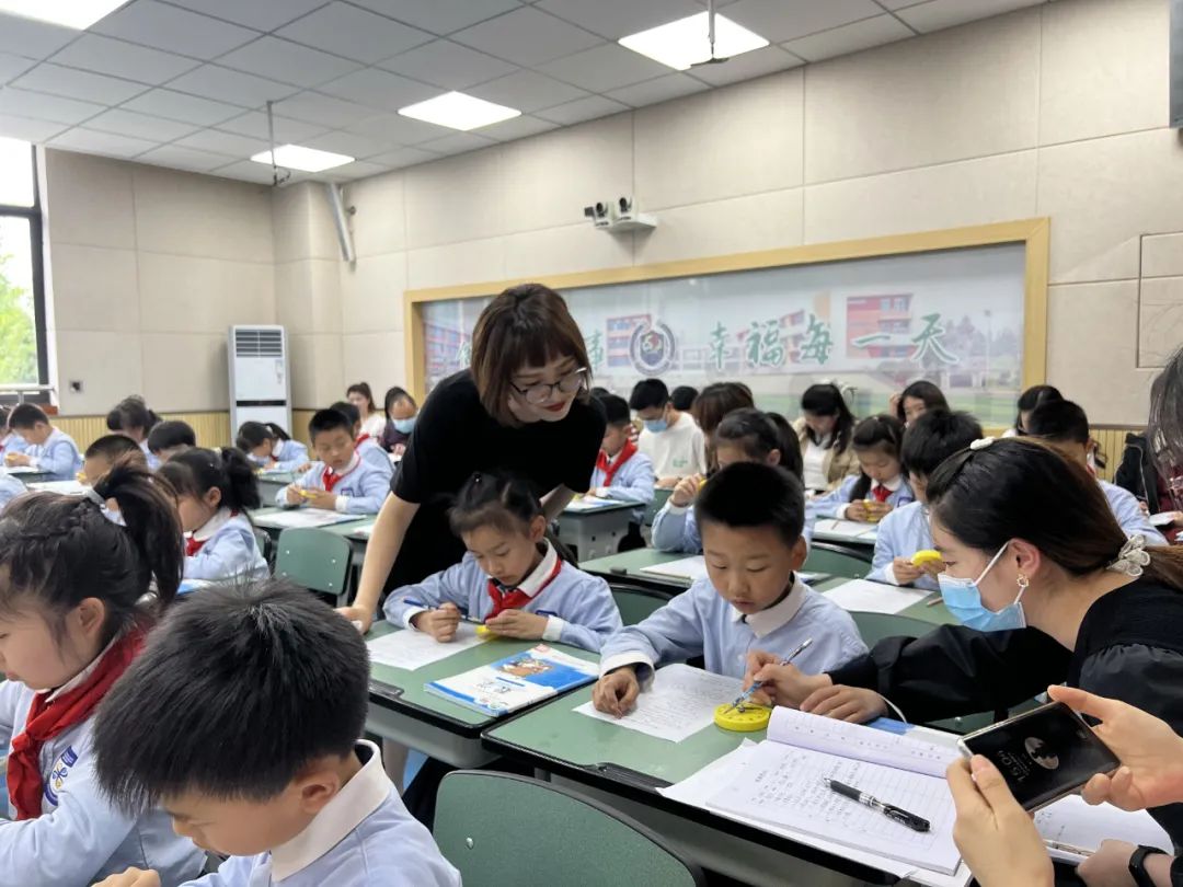 冯之刚名师工作室齐聚双流区实验小学外国语学校开展送教研讨活动