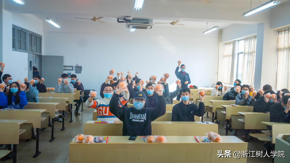 浙江树人学院信息科技学院为考研学子送上“橙”意满满的文具包