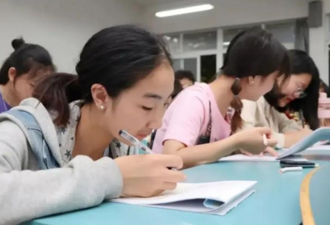 20%的中小学生曾因学习压力大想过自杀，其实问题不在孩子身上