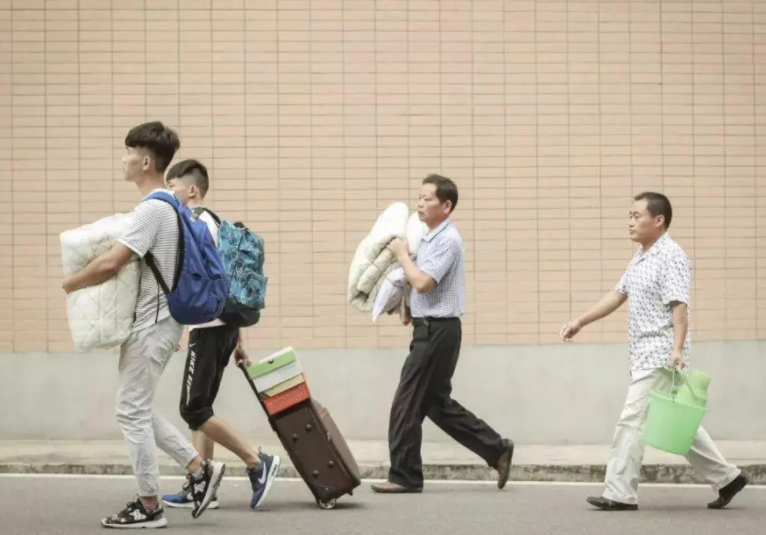 “选大学要远离家乡”，俞敏洪提出报考建议，大学生却有不同想法