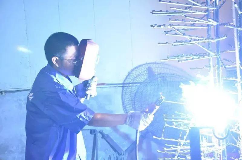 “电焊”到底有什么危害？电焊工：月薪一万五，也吃不起这青春饭