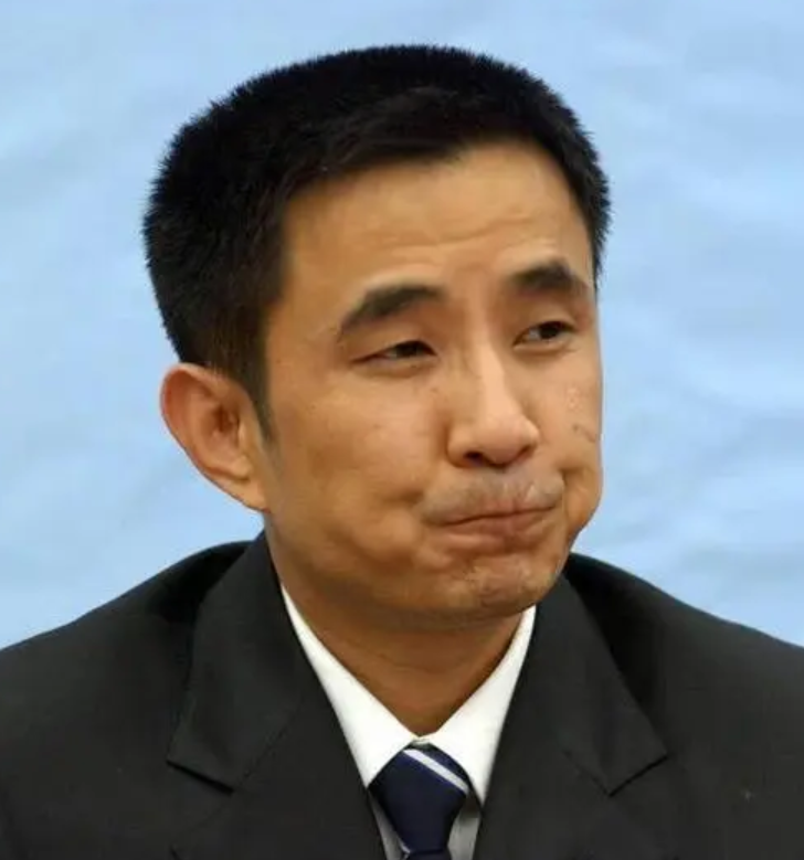 富豪负债800亿逃去国外，带走女明星和61个亿，父亲葬礼也不回来