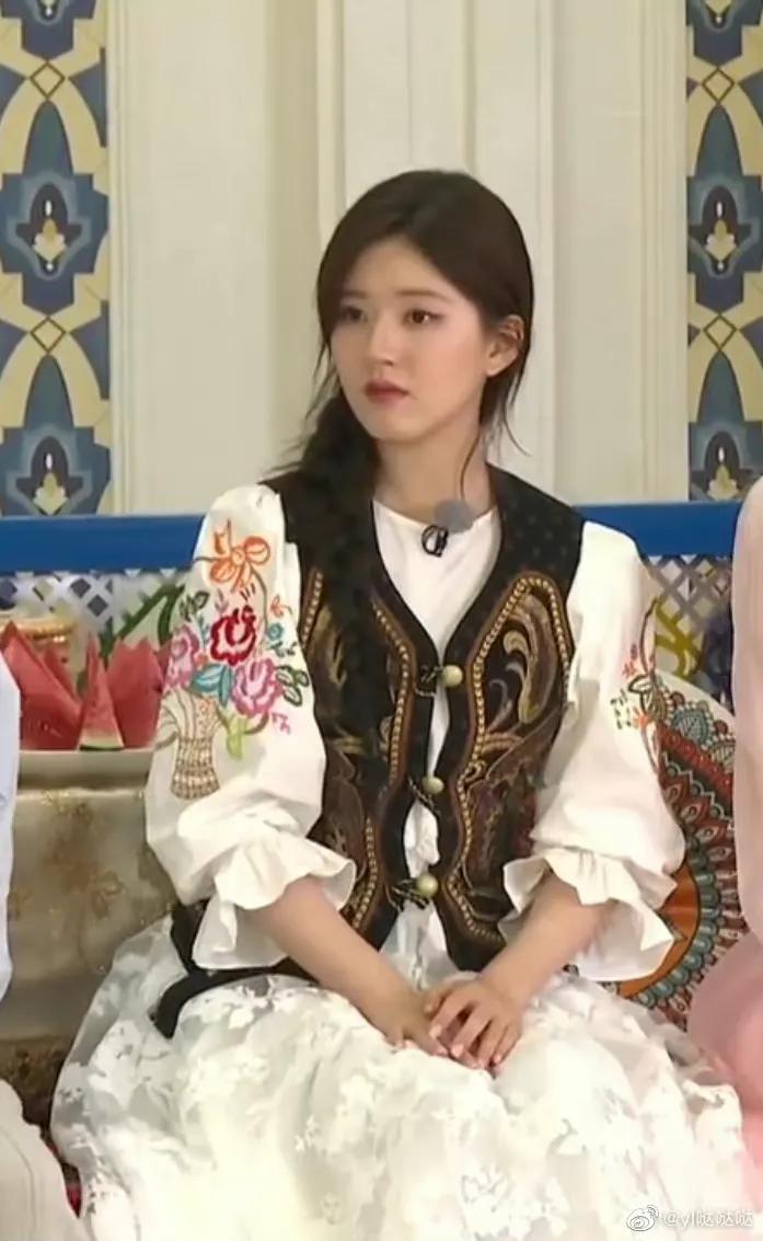 综艺《奔跑吧》直播截图中的赵露思小姐姐以及新疆收官路透哦