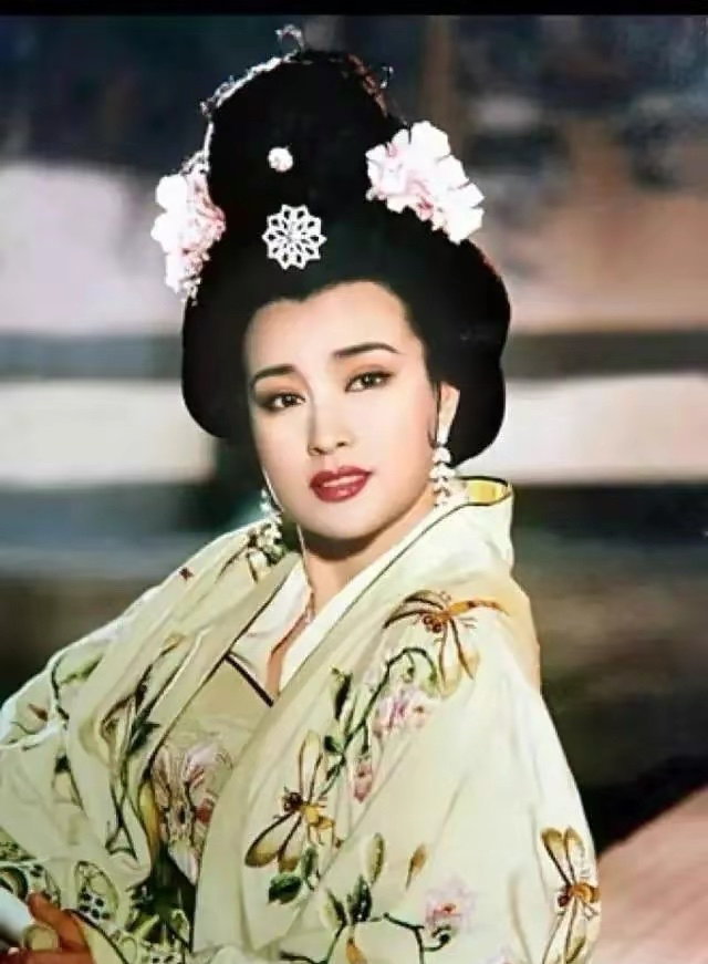 6位“清纯欲女”的劲爆情史：有人8段感情4次婚姻，有人当街热吻