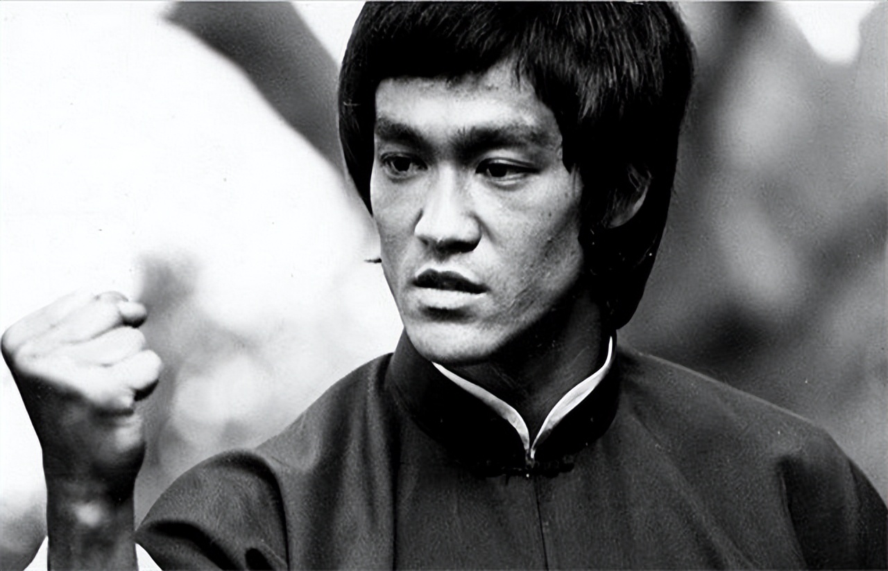 邹文怀打电话询问李小龙的情况,丁佩觉得时间还早,提出让他再多睡一会