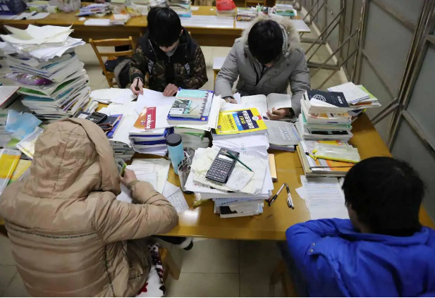 2022考研中偏热的院校和专业，重大有上榜，考生直呼很受用