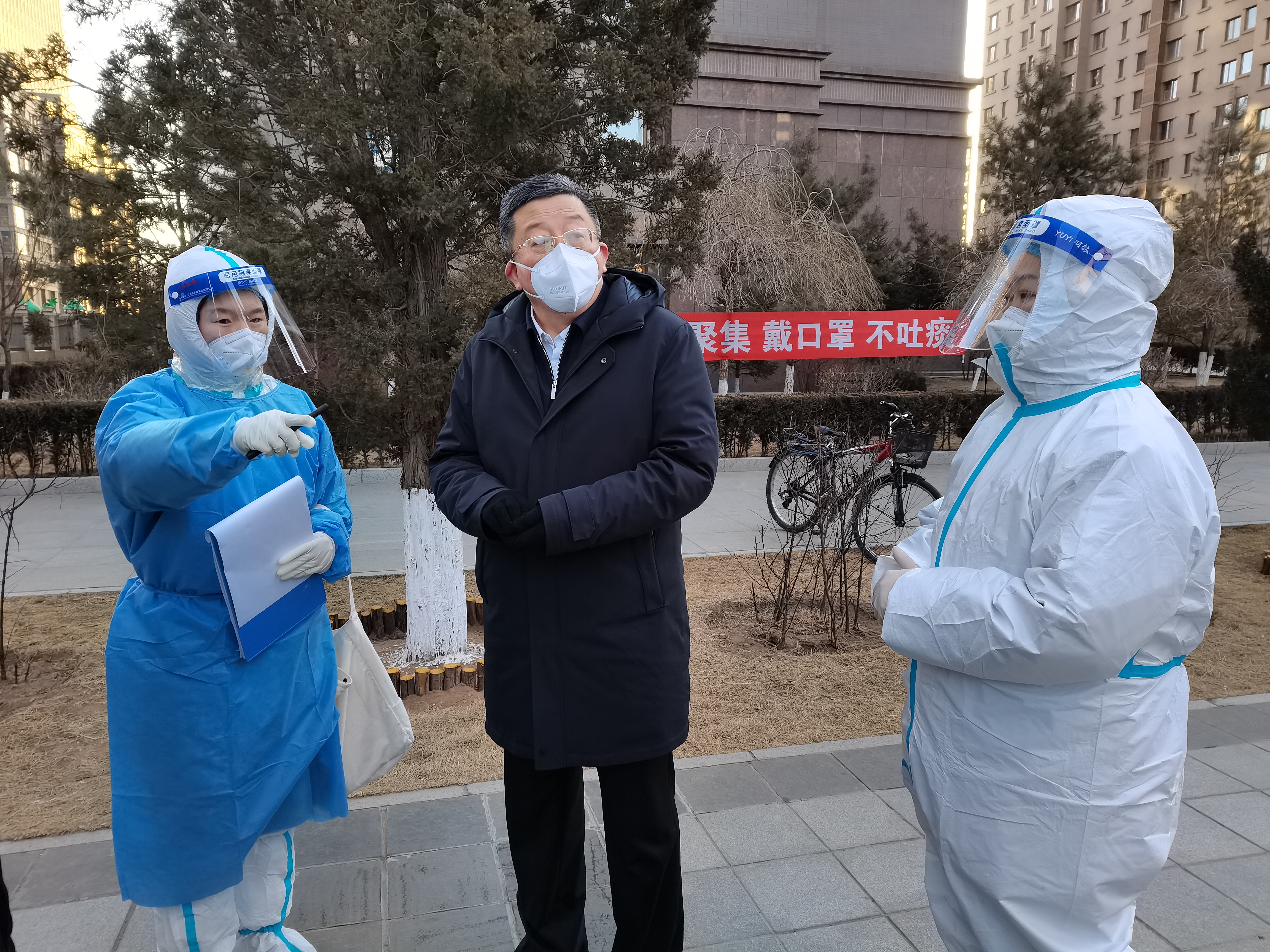 李文阁赴包联社区督导疫情防控工作
