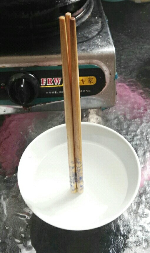 水中神奇:筷子竟能立于不倒!揭秘表面张力的奥秘