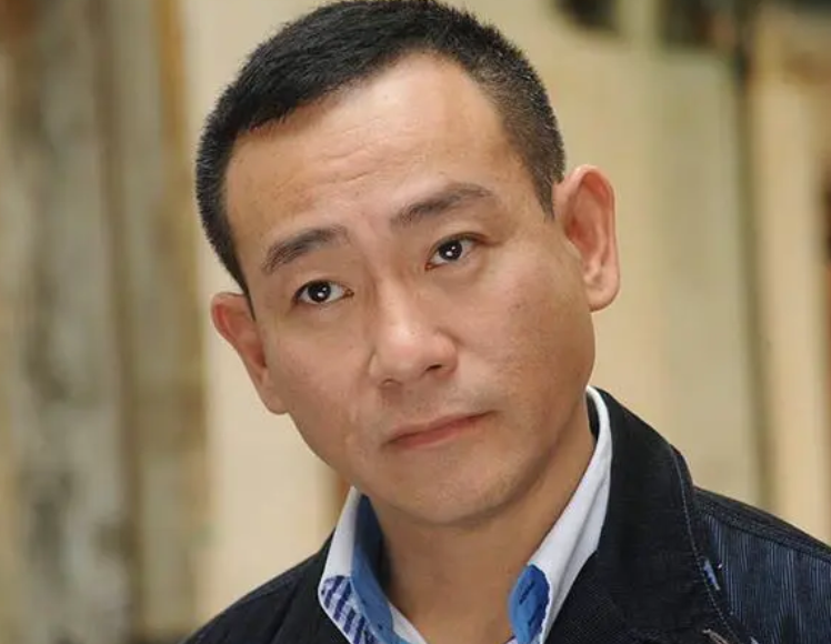 57岁林保怡被偶遇,身家过亿吃路边摊接地气,拍照来者不拒没架子