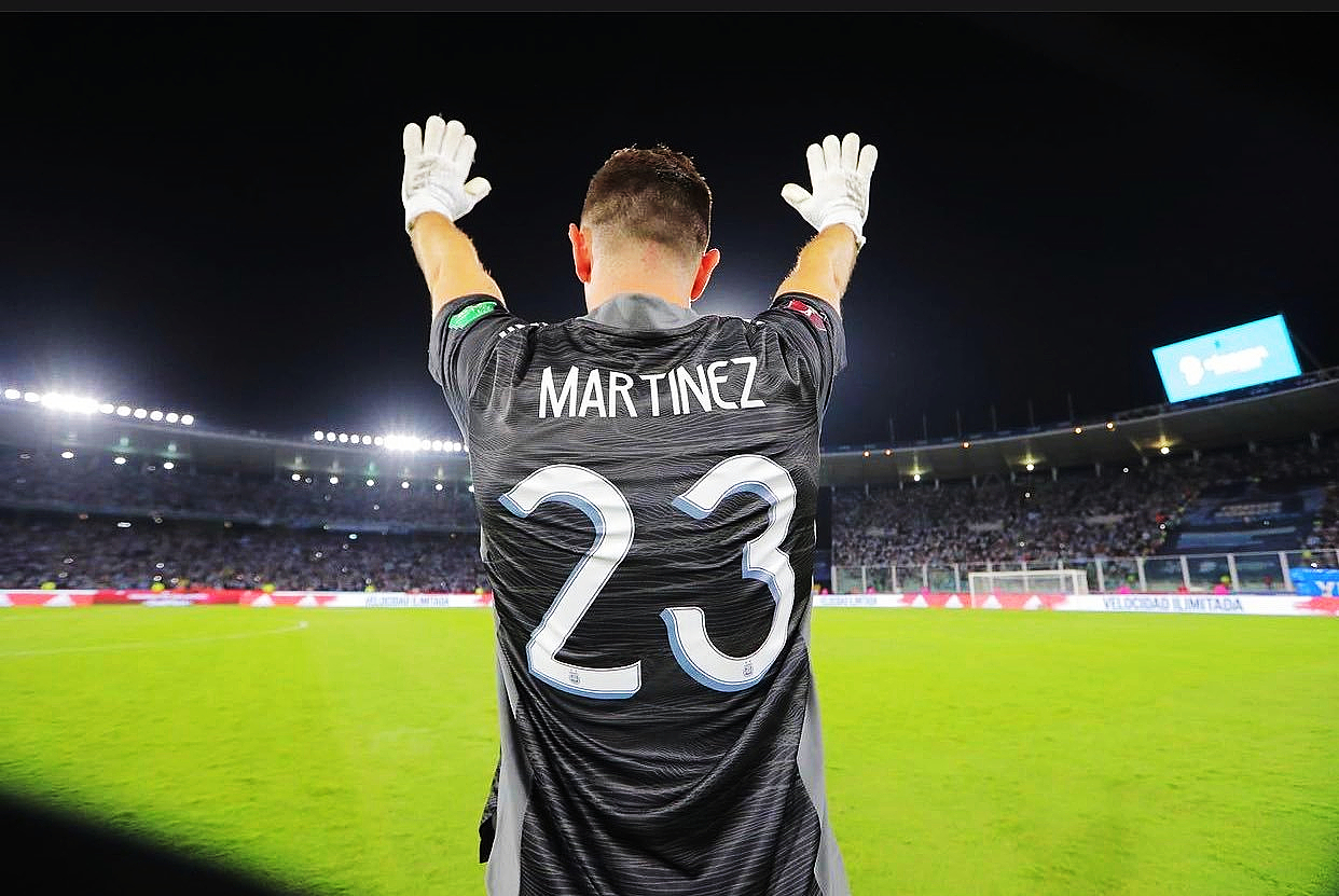 在为阿根廷队出场的16次比赛中,马丁内斯完成10场零封,只丢6球,阿根廷